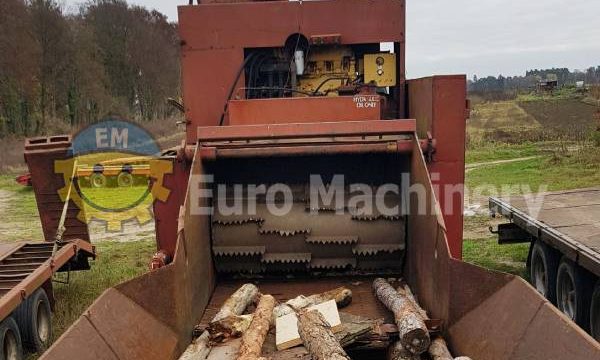Large industrial wood chipper in great working condition from the front - infeed.