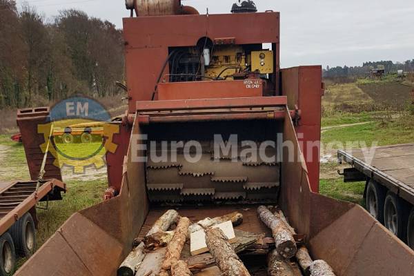 Large industrial wood chipper in great working condition from the front - infeed.