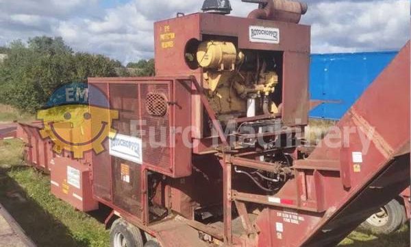 Large industrial wood chipper in great working condition.