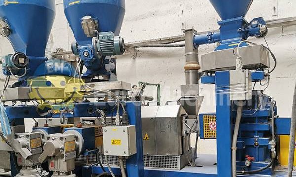 Twin screw compounding extruder used in recycling.
