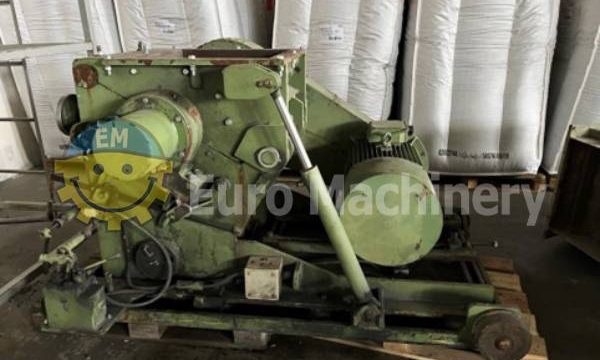 This granulator is great for PET bottles and hard plastic with output up to 1200 kg/h.