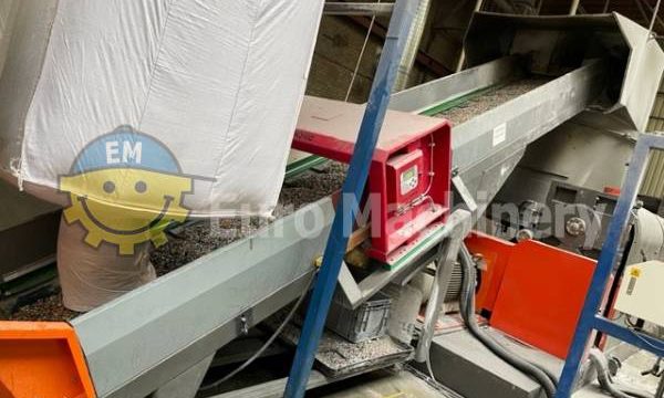 This plastic recycling machine is in great condition.